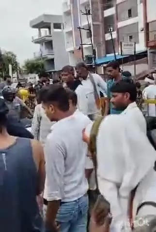 आगरा: नगला माकरौल के पास ट्रक ने बाइक सवार दो युवकों को मारी टक्कर, ट्रक के नीचे आए एक युवक को कई मीटर तक घसीटा