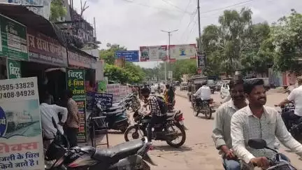बूंदी: शहर के जिला अस्पताल के बाहर दुकानदारों द्वारा अतिक्रमण की भरमार, रोड पर लगाई जा रही हैं बोर्ड