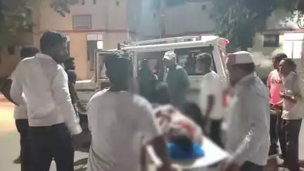 महाराजगंज: ग्राम सभा नदुआ में अज्ञात वाहन की टक्कर से युवक घायल, किया गया मेडिकल कॉलेज रेफर