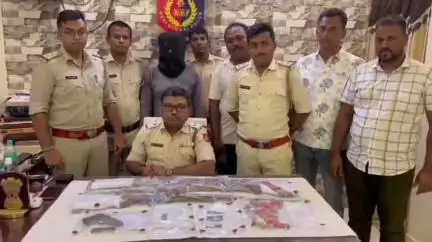 ডোমকল: ডোমকলে অস্ত্রভান্ডার সহ কুখ্যাত দুষ্কৃতীকে ধরল পুলিশ