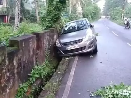 ചെങ്ങന്നൂർ: പാവുക്കരയിൽ നിയന്ത്രണം വിട്ട കാർ മതിൽ ഇടിച്ച് തകർത്ത് ഓടയിൽ വീണു, ഡ്രൈവർക്ക് പരിക്ക്
