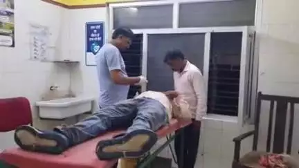 महाराजगंज: अहलादगढ़ पेट्रोल पंप के पास घायल अवस्था में पड़े युवक को पीआरबी पुलिस ने अस्पताल पहुंचाया, जिला अस्पताल रेफर