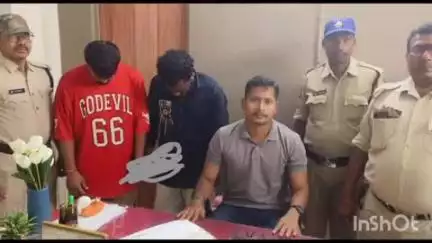 రెండేళ్లుగా పరారీలో ఉన్న ఇద్దరు కరడుగట్టిన గంజాయి స్మగ్లర్లును ఆదివారం రాత్రి అరెస్టు చేసిన నర్సీపట్నం రూరల్ పోలీసులు