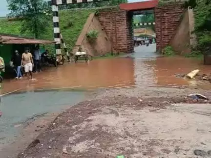 रेलवे मार्केट गुआ मैन एक पुल बना आफत