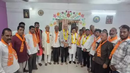 જેતપુર પાવી: જિલ્લા ભાજપ પ્રમુખના નિવાસ્થાને જિલ્લા ભાજપ પ્રમુખ સાથે જિલ્લાના વિવિધ ગામોના નવનિયુક્ત સરપંચોએ શુભેચ્છા મુલાકાત કરી.