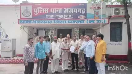 अजयगढ़: अजयगढ़ में ब्राह्मण समाज ने जातिगत टिप्पणी के खिलाफ थाना प्रभारी को सौंपा ज्ञापन