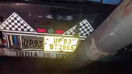 तालबेहट: तहसील के सामने अनियंत्रित ट्रक विद्युत पोल से टकराया, राहगीर बाल-बाल बचे, चालक मौके से फरार, वीडियो वायरल