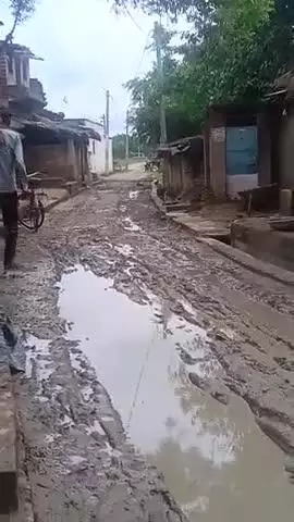 #Amra gaon ki road hai yahan ka koi kaarvayi nahin hote roti Aadhi road ban gai Aadhi road na@#