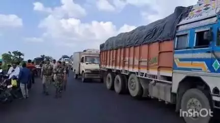 कुंडहित: आवासीय विद्यालय की नाबालिग छात्रा ने प्रधानाध्यापक पर लगाया बलात्कार का आरोप, लोगों ने किया सड़क जाम