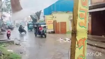 পুরুলিয়া ২: গতকাল রাত থেকে টানা বৃষ্টির জেরে জনজীবন সম্পূর্ণরূপে ব্যাহত পুরুলিয়া শহরে রাস্তাঘাট শুনশান  অন্ধকার সকাল থেকেই বৃষ্টি