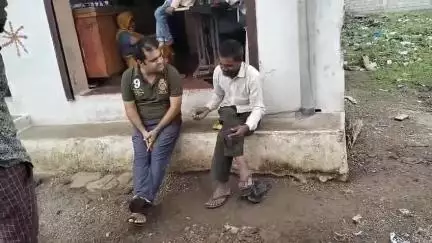 मध्य प्रदेश के शिवपुरी लुकवासा के पास भाटी गांव में धर्म के नाम पर एक बाबा गांव के आसपास से उगाई करता है ।
धर्म के नाम पर की गई उगाई से शराब मांस मदिरा खाता है।
मुरारी रजक से बातचीत हुई तो उन्होंने बताया कि   हम लोगों से पैसे दक्षिणा ले जात