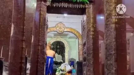 మహబూబాబాద్: భక్తులతో కిటకిటలాడుతున్న కురవి వీరభద్ర స్వామి దేవాలయం,ఆషాడం తొలి సోమవారం సర్వాంగ అభిషేకంతో తరిస్తున్న భక్తులు