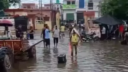 धनौरा: गजरौला मंडी समिति में जल भराव के कारण रोड पर आम की मंडी लगी जाम
