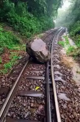 ट्रक पर पत्थर गिरन स लका रेलवे लाइन पर ट्रेन सेवाएं बाधित

सोलन। विश्व धरोहर शिमला-कालका रेलवे लाइन पर रविवार को भारी बारिश के बाद सोलन के कोटी क्षेत्र के पास ट्रैक पर पत्थर और पेड़ गिरने से ट्रेन सेवा बाधित हो गई। अधिकारियों ने बताया कि
