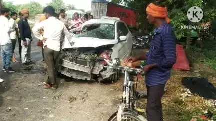 बस्ती: नगर थाना क्षेत्र के रिठिया के पास दो कारों में हुई टक्कर, 3 लोग हुए घायल