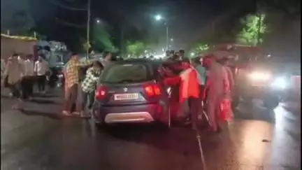 रायसेन: पाटन देव कॉलेज के सामने अनियंत्रित होकर डिवाइडर पर चढ़ी तेज़ रफ़्तार कार, एक महिला हुई घायल
