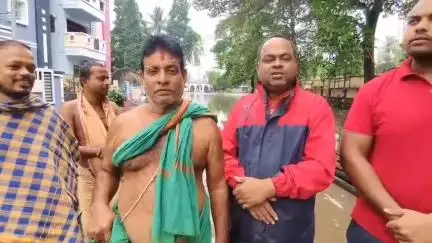 କେନ୍ଦ୍ରାପଡା: ଆଳି ଲକ୍ଷ୍ମୀ ବରାହଜୀଉ ମନ୍ଦିର ସମ୍ମୁଖରେ ଆଣ୍ଠୁଏ ଉଚ୍ଚର ପାଣି, ମନ୍ଦିର ସମ୍ମୁଖରେ ପ୍ରତିକ୍ରିୟା ରଖିଲେ ଗ୍ରାମବାସୀ