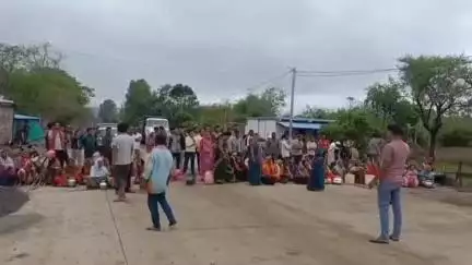 डिंडौरी: किसलपुरी गांव में बिजली पानी की समस्या को लेकर ग्रामीणों ने डिंडौरी मंडला नेशनल हाईवे मार्ग पर लगाया जाम #Jan samasya