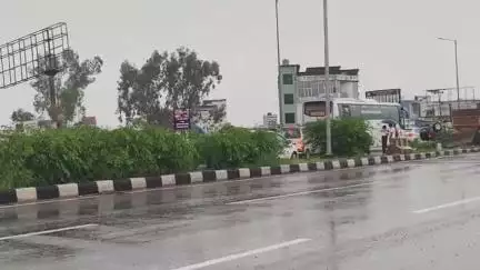 अमरोहा: जोया में नेशनल हाईवे-9 पर फिल्मी स्टाइल में पलटी कार, 4 लोग हुए घायल