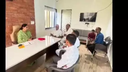 મોરવા હડફ: મોરવા હડફ વિધાનસભાના ધારાસભ્ય નિમિષાબેન સુથાર દ્વારા પોતાના કાર્યાલય ખાતે અરજદારોની રજૂઆત સાંભળવામાં આવી હતી