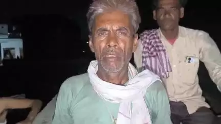 मुरैना नगर: हनुमान मंदिर में नशे में धुत्त अर्धनग्न बाबा बक रहा था गालियां, लोगों ने पकड़कर पुलिस को सौंपा