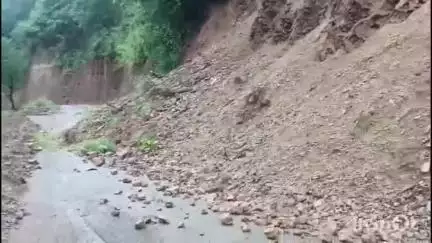 कंडाघाट: वाकनाघाट से सुबाथू रोड पर देलगी तक जगह-जगह बंद, PWD विभाग मौके पर मौजूद, रोड खोलने का कार्य किया जा रहा