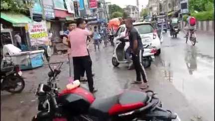 एटा: GT रोड बाबूगंज के समीप बाइक को पीछे से कार ने मारी टक्कर, दोनों चालकों में हुई मारपीट और गाली-गलौज