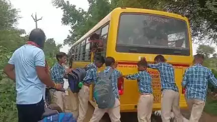 हरदा: अबगांव कला में कीचड़ भरा CM राइज स्कूल का रास्ता छात्रों की परेशानी छात्रों को रोजाना करना पड़ता है मशक्कत। #jansamasya