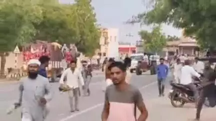 भोपालगढ़: भोपालगढ़ में गाय को टक्कर मारने से मामला गर्माया, पत्थरबाजी के बाद धरने पर बैठे लोग, पुलिस ने किया हल्का बल प्रयोग
