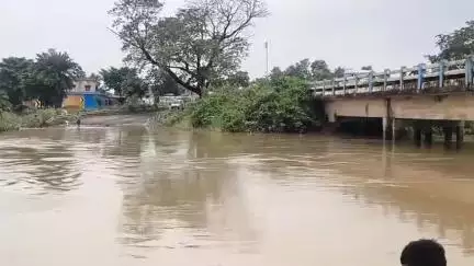 গোপীবল্লভপুর ২: সোমবার ও তপশিয়ার কজওয়ের উপর দিয়ে বইছে কাঁথুয়া খালের জল,দুদিন ধরে রাস্তার উপর সারি সারি দাড়িয়ে দূর দুরান্তের বড় গাড়ি