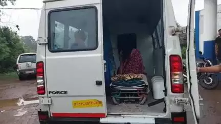 डिंडौरी: सामुदायिक स्वास्थ्य केंद्र शहपुरा बना रेफर सेंटर, गर्भवती महिला रेफर, वीडियो वायरल