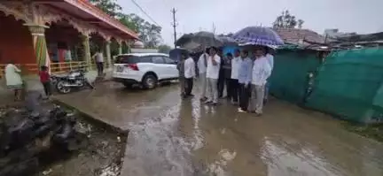 बाबई: बज्जरवाड़ा में जलभराव की समस्या, विधायक ने ग्रामीणों से चर्चा कर कराया निराकरण