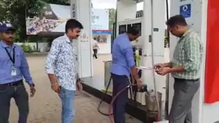 खंडवा नगर: खंडवा में आयोजित होने वाले CM के कार्यक्रम को लेकर प्रशासन अलर्ट, खाद्य विभाग ने की पेट्रोल पंपों की जांच