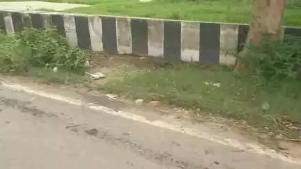एक तरफ शहर बदल रहा है तो दूसरी तरफ महक(बदबू) रहा है।