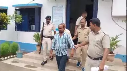খয়রাশোল: দুটি পৃথক অভিযানে চোলাই মদ সহ দুই ব্যক্তিকে গ্রেপ্তার করল কাঁকড়তলা থানার পুলিশ, রুজু হল দু’টি মামলা
