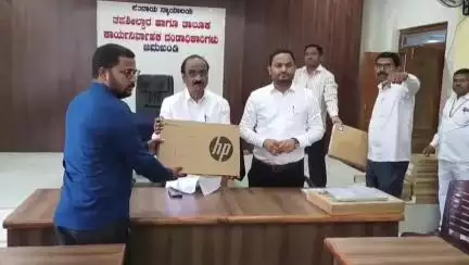 ಜಮಖಂಡಿ: ನಗರದಲ್ಲಿ ಗ್ರಾಮ ಆಡಳಿತ ಅಧಿಕಾರಿಗಳಿಗೆ ಲ್ಯಾಪಟಾಪ್ ವಿತರಣೆ