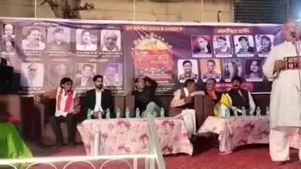 हाथरस: राधा कृष्ण कृपा भवन गेस्ट हाउस में राष्ट्रीय हास्य कवि सम्मेलन का आयोजन, SP ने दीप प्रज्वलित कर किया शुभारंभ