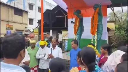 কালনা ১: মধুপুর বাসস্ট্যান্ডে হুল দিবসের অনুষ্ঠানে হাজির হয়ে সিধু কানুর মূর্তির মাথার উপর আচ্ছাদন দেওয়ার কথা ঘোষনা মন্ত্রীর