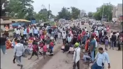 जांजगीर: सड़क की बदहाली पर ग्रामीणों का गुस्सा फूटा, नेशनल हाइवे पर किया चक्काजाम, पीथमपुर-जर्वे रोड निर्माण की मांग