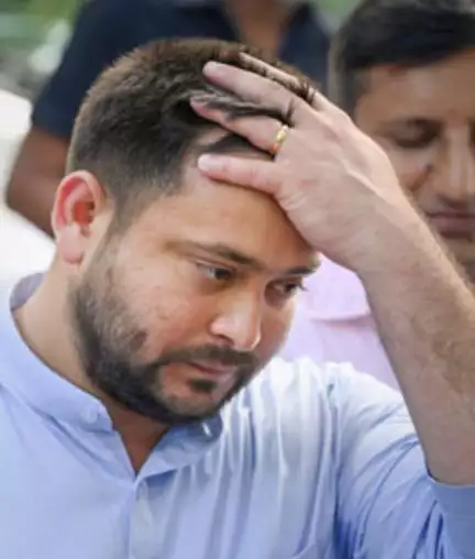 बिहार में तेजस्वी के सम्मेलन को संबोधित करने के दौरान पोडियम से टकराया ड्रोन, बाल-बाल बचे