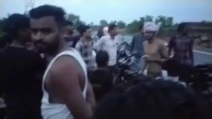 तालबेहट: रमपुरा कठवर मार्ग पर जिजरवारा तिराहे के पास ट्रैक्टर अनियंत्रित होकर करीब 20 फीट नीचे खाई में गिरा, चालक हुआ घायल
