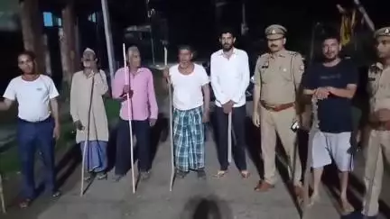 नजीबाबाद: मंडावली में चोरी की घटनाओं को रोकने के लिए पुलिस ने ग्रामीणों के साथ मिलकर दिया पहरा
