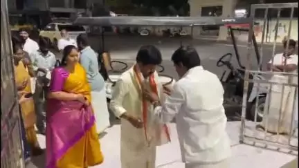 పూతలపట్టు: వివాహ వార్షికోత్సవం సందర్భంగా కాణిపాకం స్వామివారిని దర్శించుకున్న ఎక్సైజ్‌ శాఖ మంత్రి కొల్లు రవింద్ర