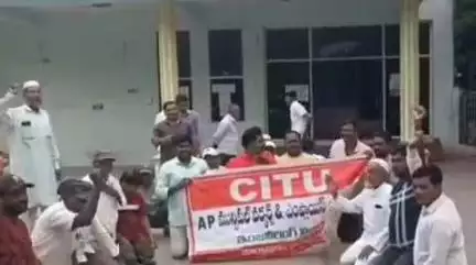 మార్కాపురం: ప్రభుత్వ సంక్షేమ పథకాలను వర్తింప చేయాలని పట్టణంలో మున్సిపల్‌ కార్మికులు మోకాళ్లపై నిరసన