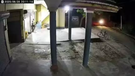 महाराजगंज: बेडारू में अनियंत्रित ट्रैक्टर दीवार तोड़ते हुए नाई की दुकान में घुसा, वीडियो सीसीटीवी कैमरे में हुआ कैद