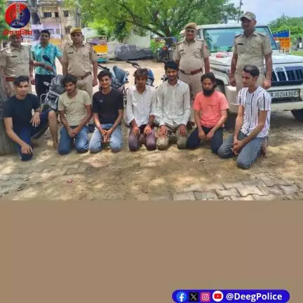 रात्रि मे खेतों में छुपकर सायबर ठगी करते 7 मुलजिम गिरफ्तार, 4,70,200 रू, 4 बाईक,1 बोलेरो,1 देशी कट्टा व 3 कारतूस जब्त