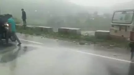 पौड़ी: बदरीनाथ हाईवे पर लछमोली में मैक्स वाहन दुर्घटनाग्रस्त, आठ लोग हुए घायल