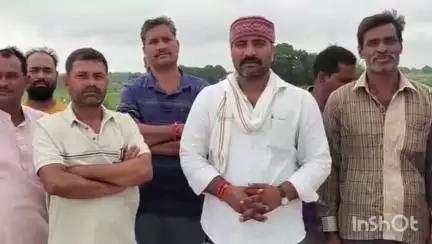 ब्यौहारी: ब्यौहारी के भमरहा में पुलिया बने दो साल, मुआवजा न मिलने पर किसानों ने किया विरोध प्रदर्शन