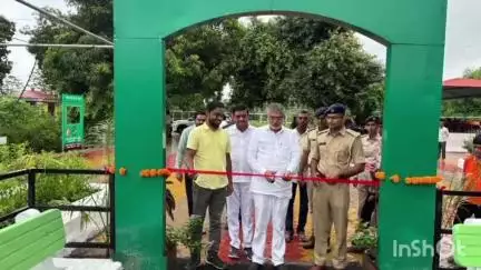 ભાણવડ: ભાણવડના મોડપર ગામે આવેલ નર્સરીના પ્રવેશ દ્વાર હરિત સ્મૃતિ દ્વારનું લોકાર્પણ કેબિનેટ મંત્રી મુળુભાઈ બેરા