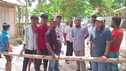 কৈলাশহর: বিদ্যুৎ ও পানীয় জলের সমস্যা নিয়ে ধলিয়ারকান্দি ২ নং ওয়ার্ড এলাকার বাসিন্দারা পথ অবরোধ করে #jansamasya